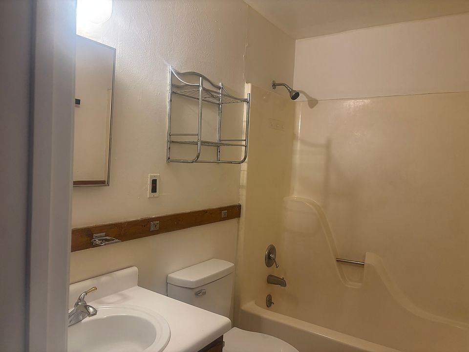 1st image of 808 E 7th St