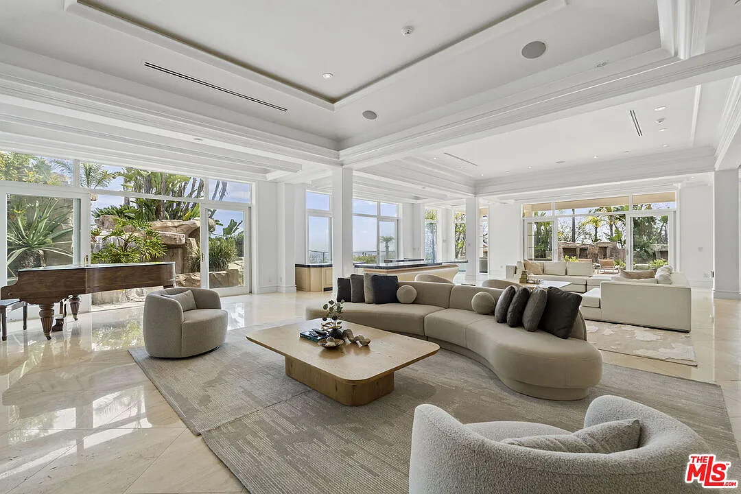 6 bed, 8.0 bath, 12000 sqft, $65,000 — Photo 1