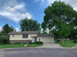 905 Prairie Park Dr, Beresford, SD 57004