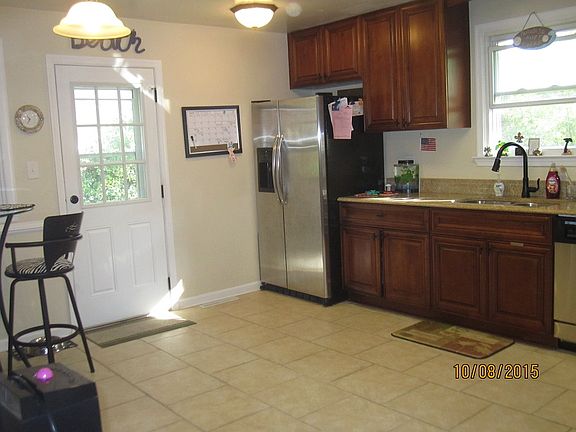 4th image of 628 Pleasant Hall Dr