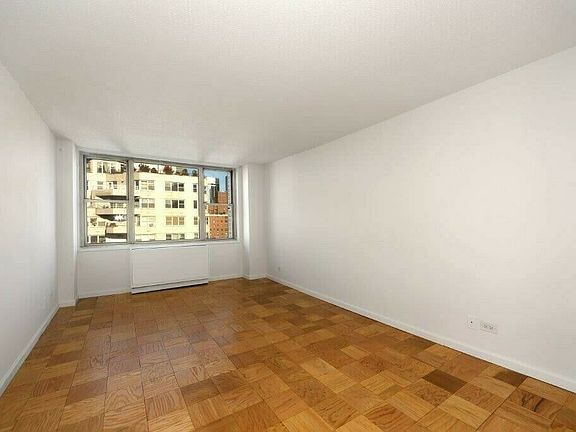 4th image of 166 E 34th St #601