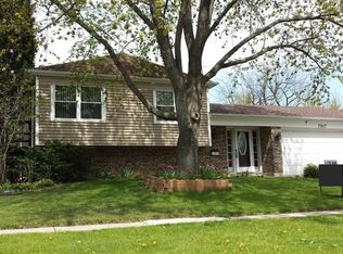 7917 Westview Ln, Woodridge, IL 60517