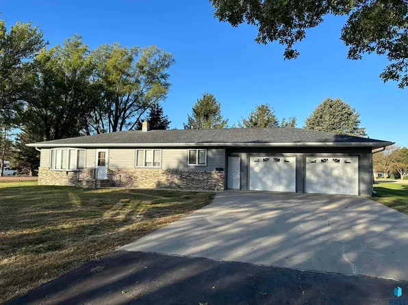 301 S Alfalfa St, Menno, SD 57045