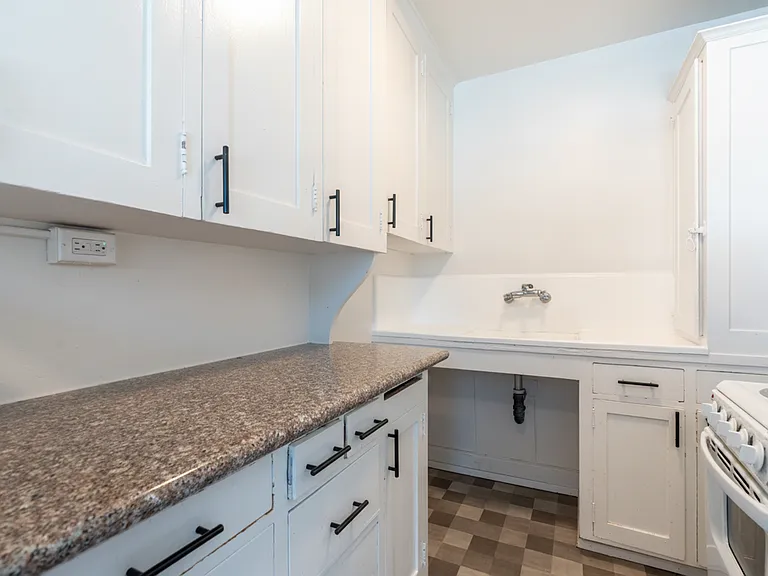 Comfortable Urban Living in a Classic Brick Building Near UW & Light Rail — Photo 50