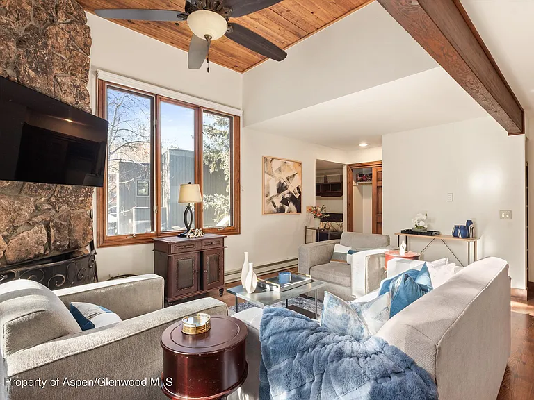 374 Meadow Ranch Dr — Photo 5