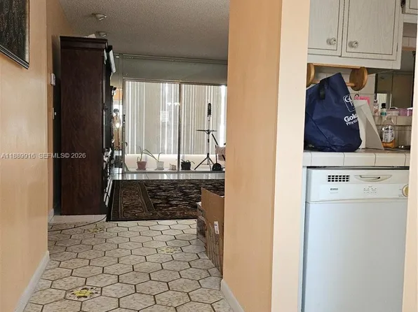 5121 W Oakland Park Blvd #211, Lauderdale Lakes, FL 33313