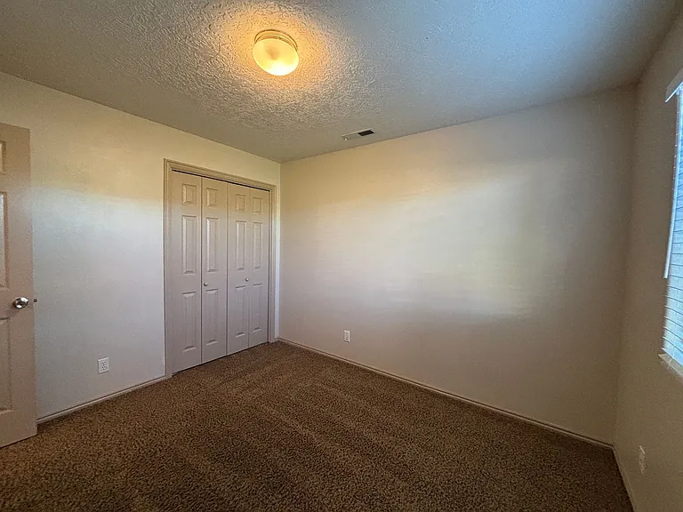 425 E 1050 S — Photo 15