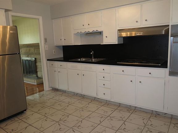 3rd image of 3918 Brentwood Dr