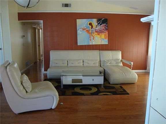 4th image of 1322 Hillsdale Dr