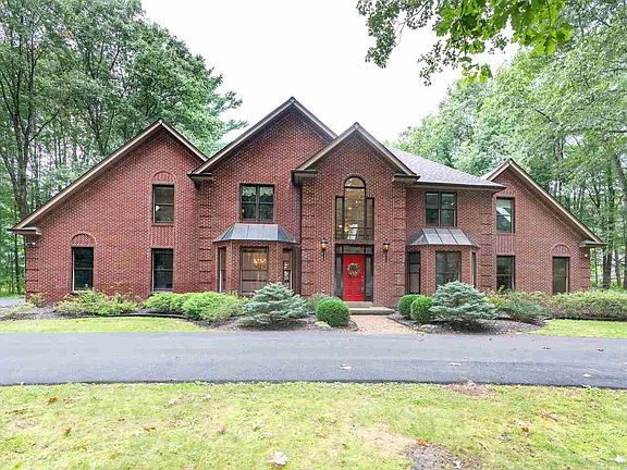 3rd image of 8 Rolling Brook Dr