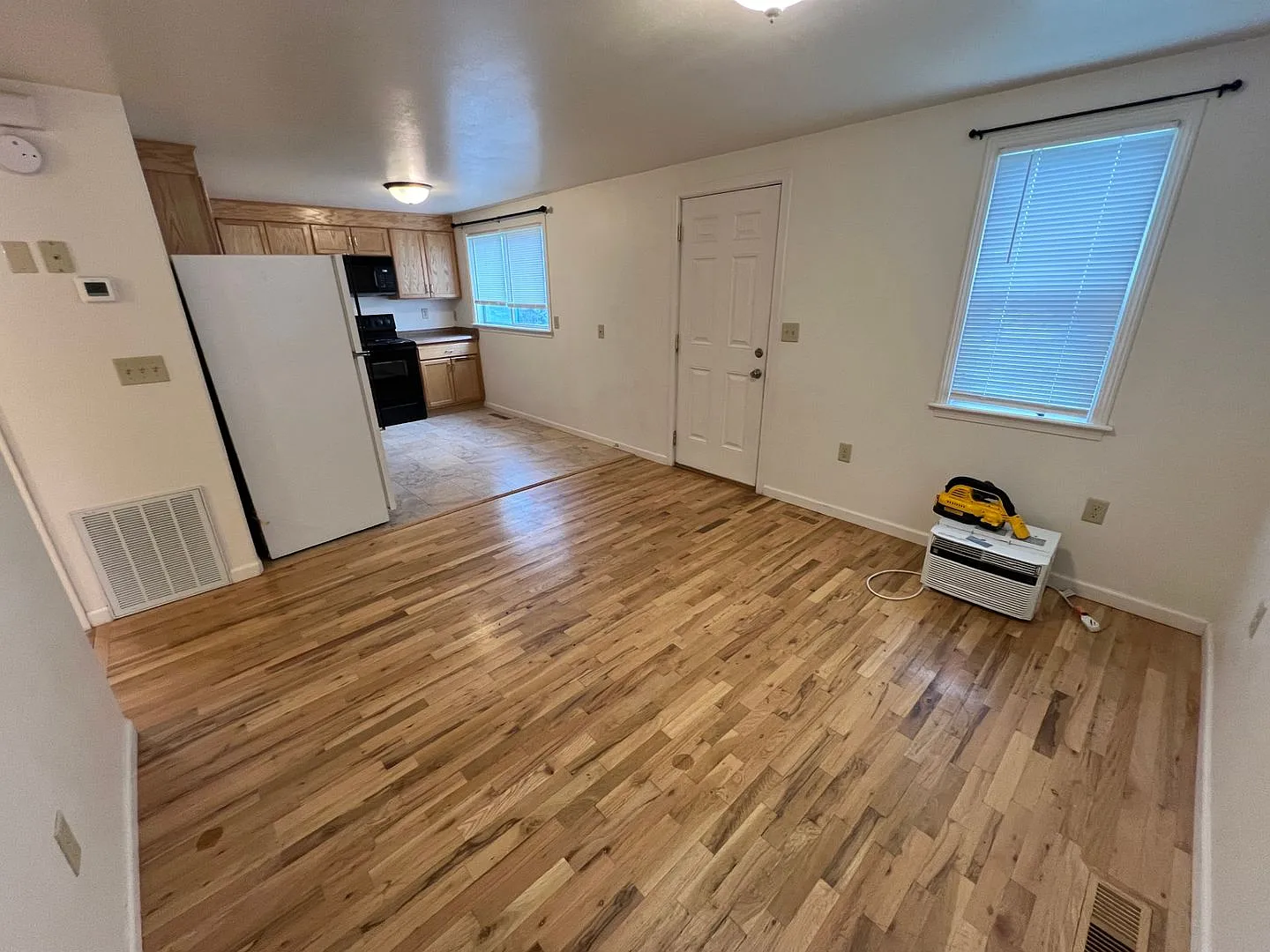 1-2 Bedroom 1 Bath House with Garage, Newly Remodeled, Washer & Dryer in Great Neighborhood — Photo 2