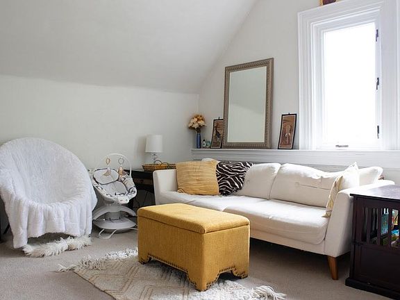 Living Room (opposite end / lived in)