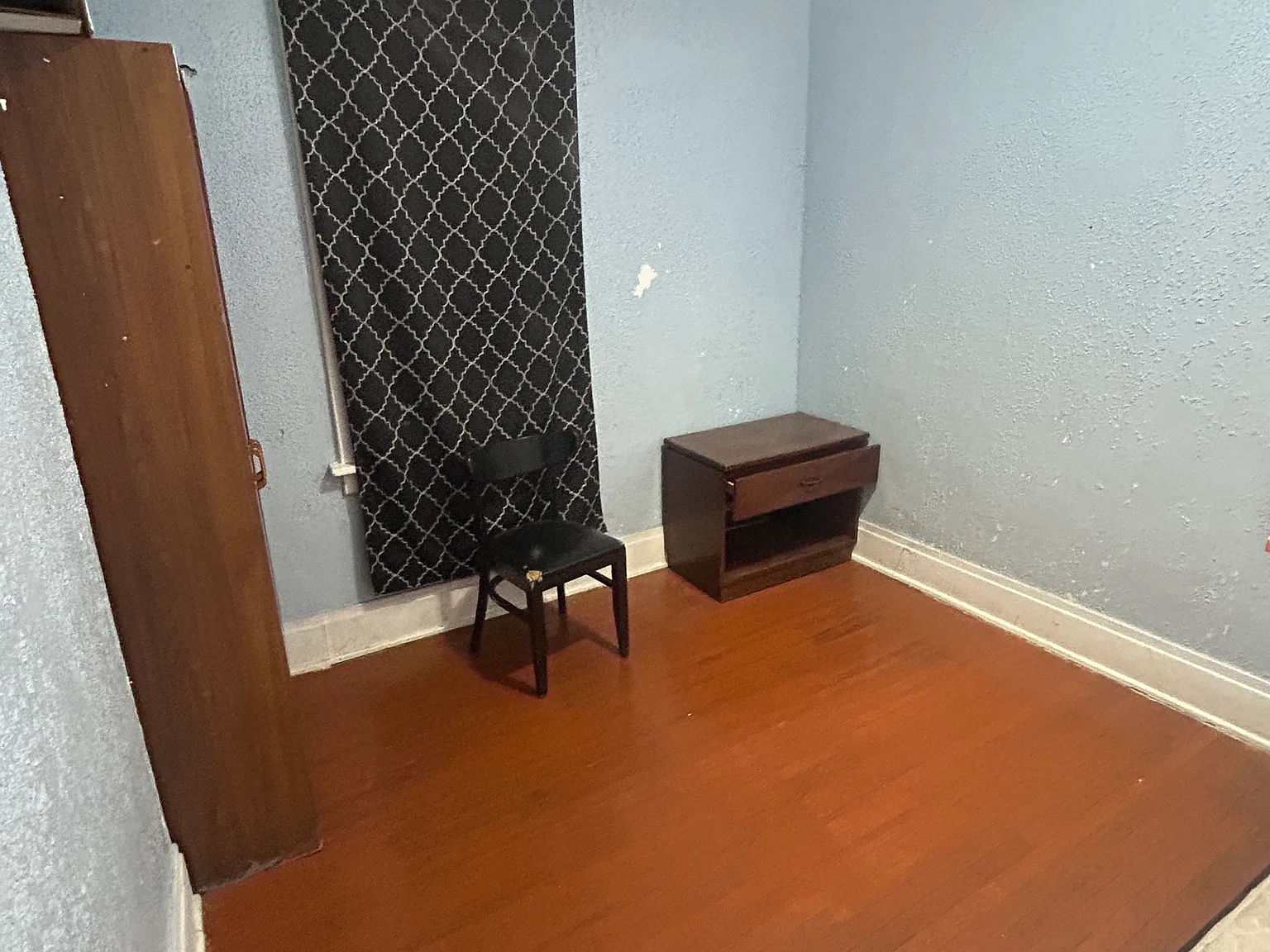 4 bed, 900 sqft, $400 — Photo 3