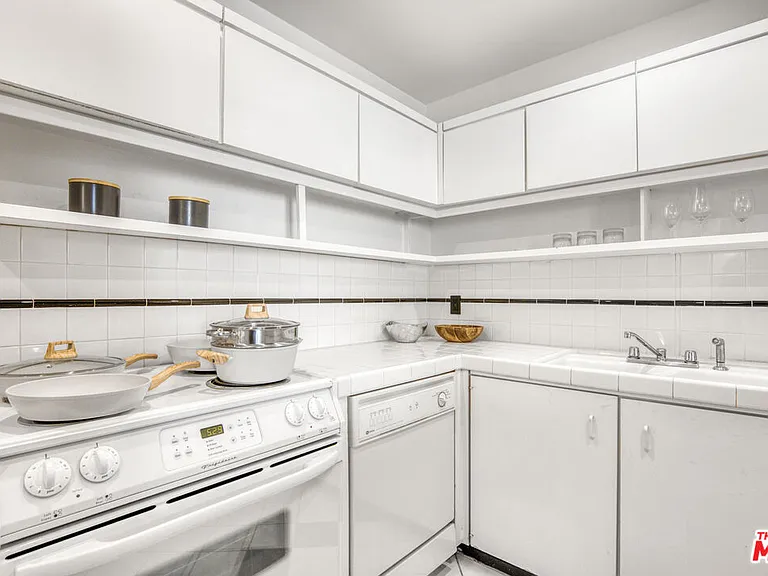 10433 Wilshire Blvd #808 — Photo 16