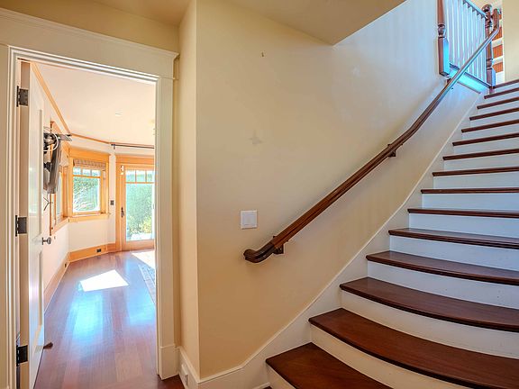3rd image of 930 Railroad Ave