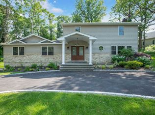 16 Penrose Path, East Northport, NY 11731