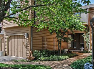 946 Shoreline Rd, Lake Barrington, IL 60010