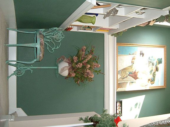 STAIRCASE TO 2ND FLOOR