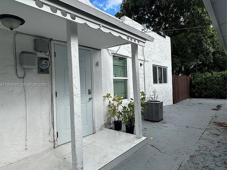 551 NW 41st St #4 — Photo 2