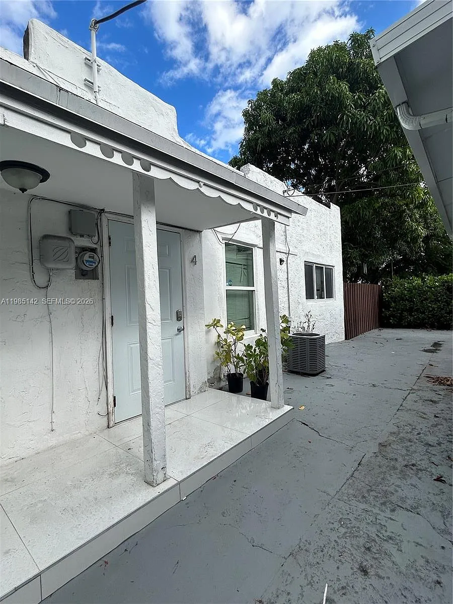 Building Photo - 551 NW 41st St #4