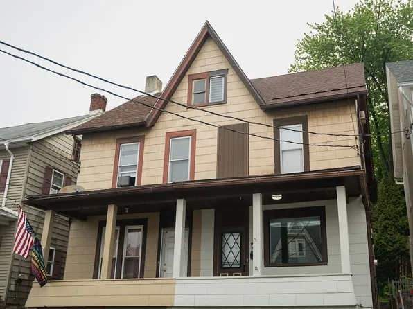 319 1st St, Slatington, PA 18080