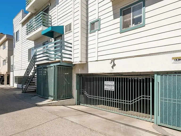 11738 Mayfield Ave #104 — Photo 31