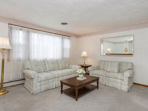 4th image of 134 Curtis Ave
