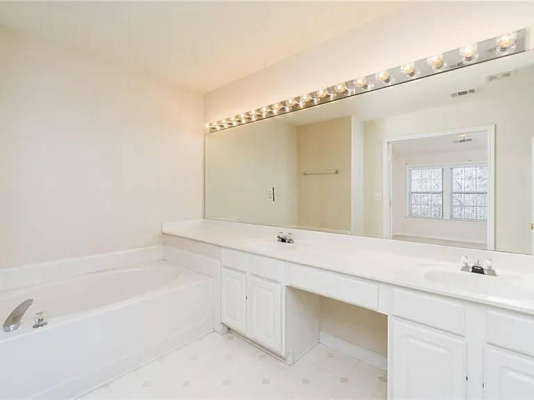 2880 Commonwealth Cir — Photo 12