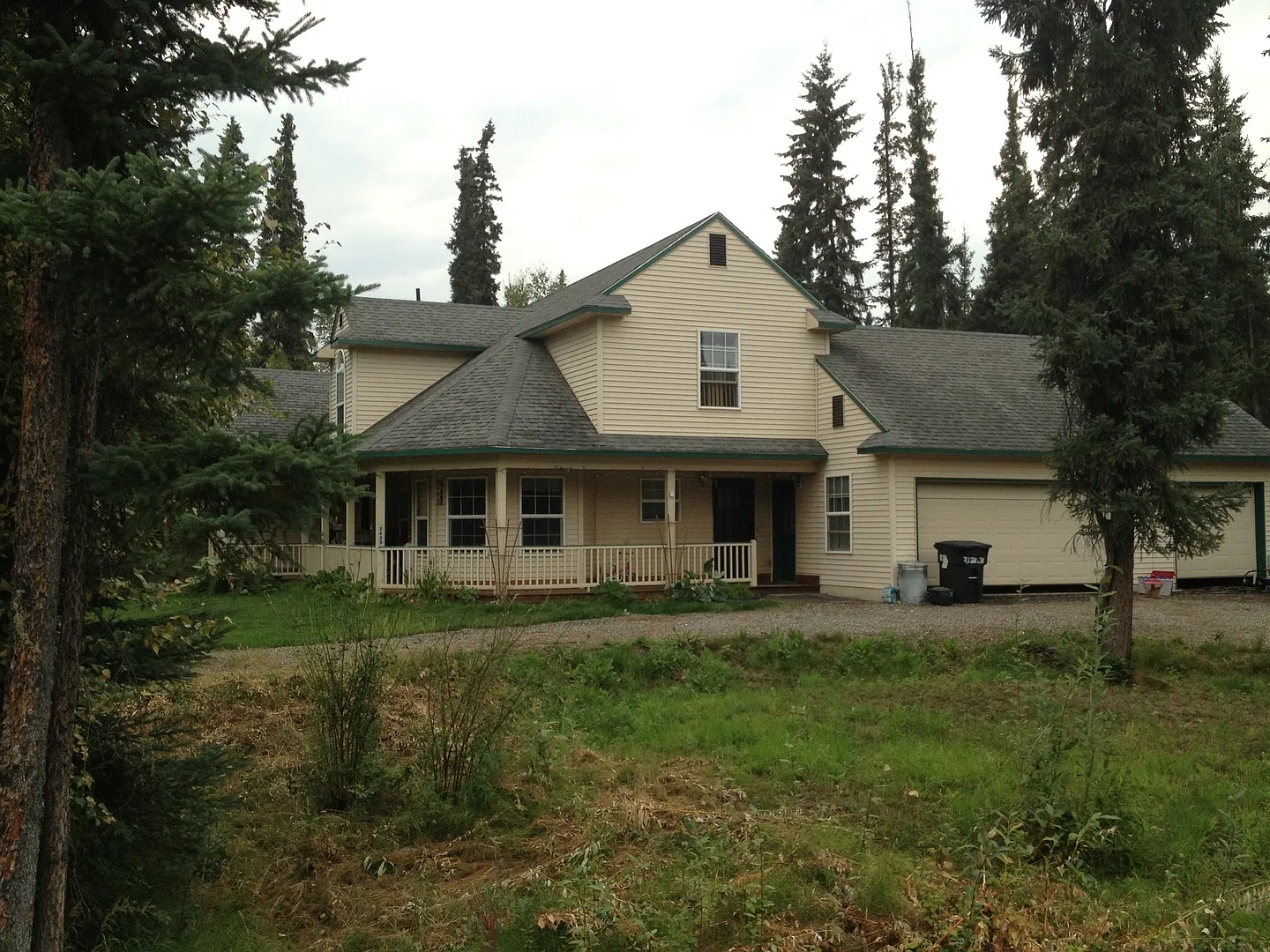 Large Beautiful Home in North Pole — Photo 3