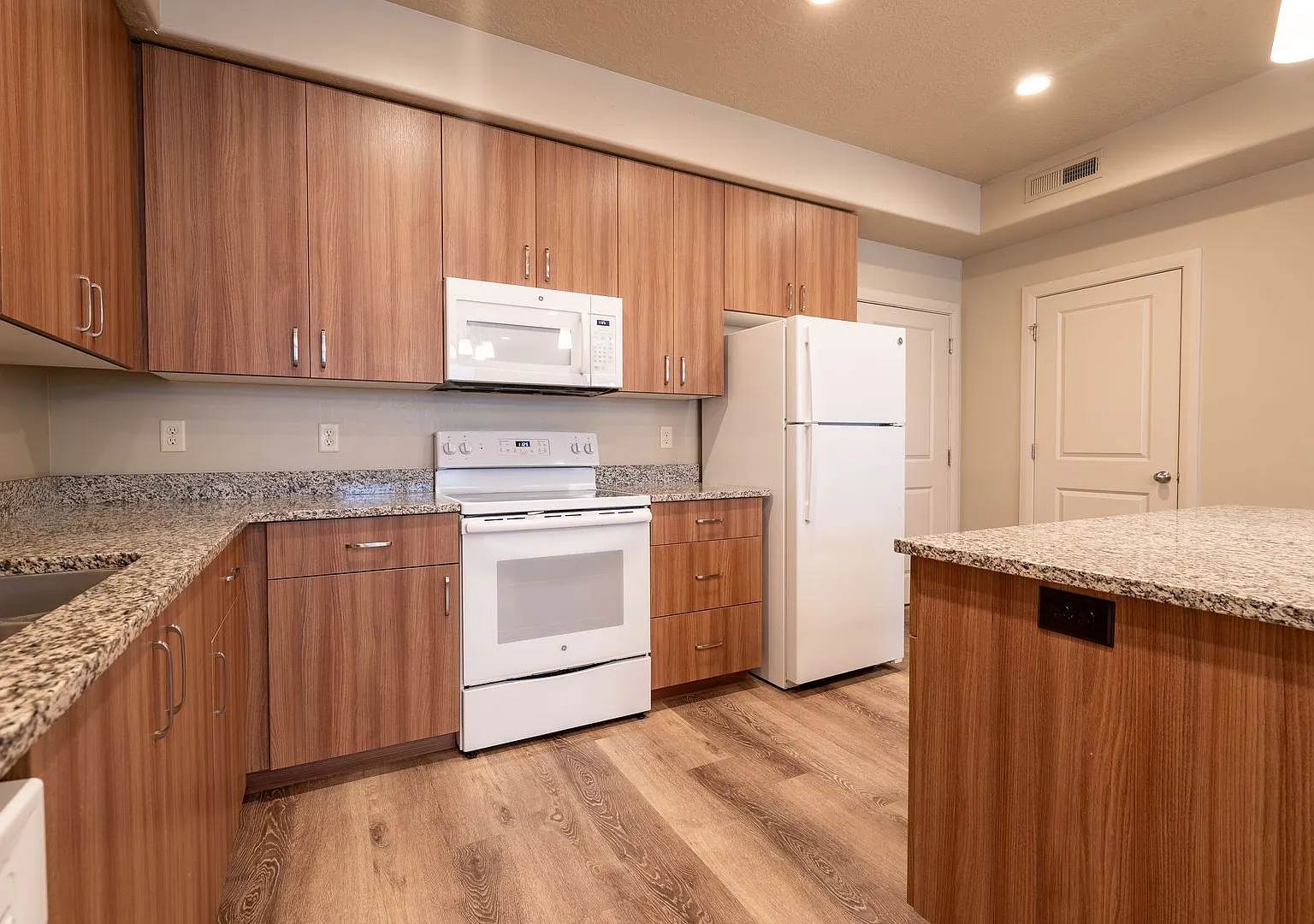 3 bed 2 bath home for rent, small dog allowed! — Photo 3