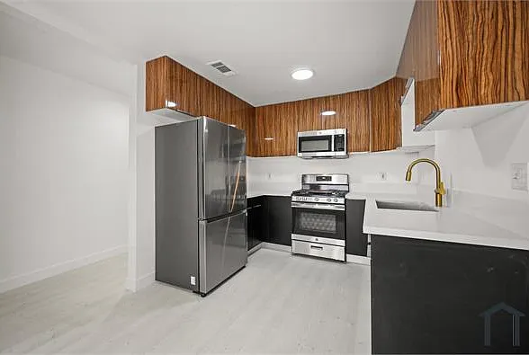 920 Everett St — Photo 17