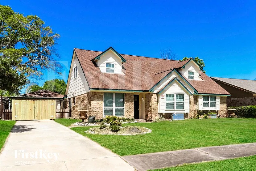 4 bed, 2.0 bath, 2313 sqft, $2,335 — Photo 2