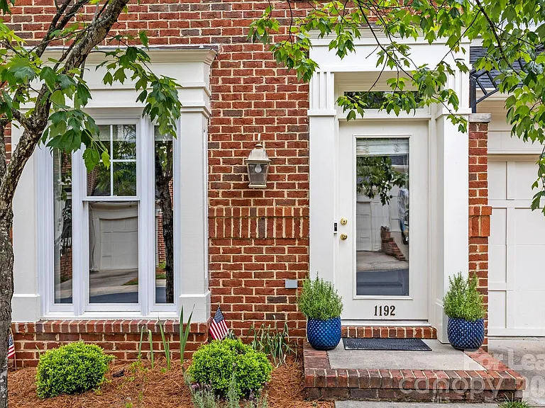 1192 Hampton Gardens Ln — Photo 3