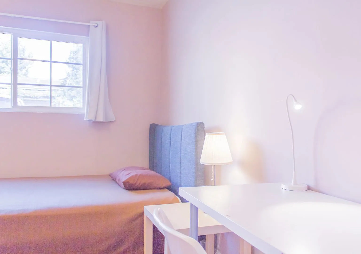 A 3 bedroom, 1 bathroom apartment with a dining area at 1637 Berkeley. — Photo 1