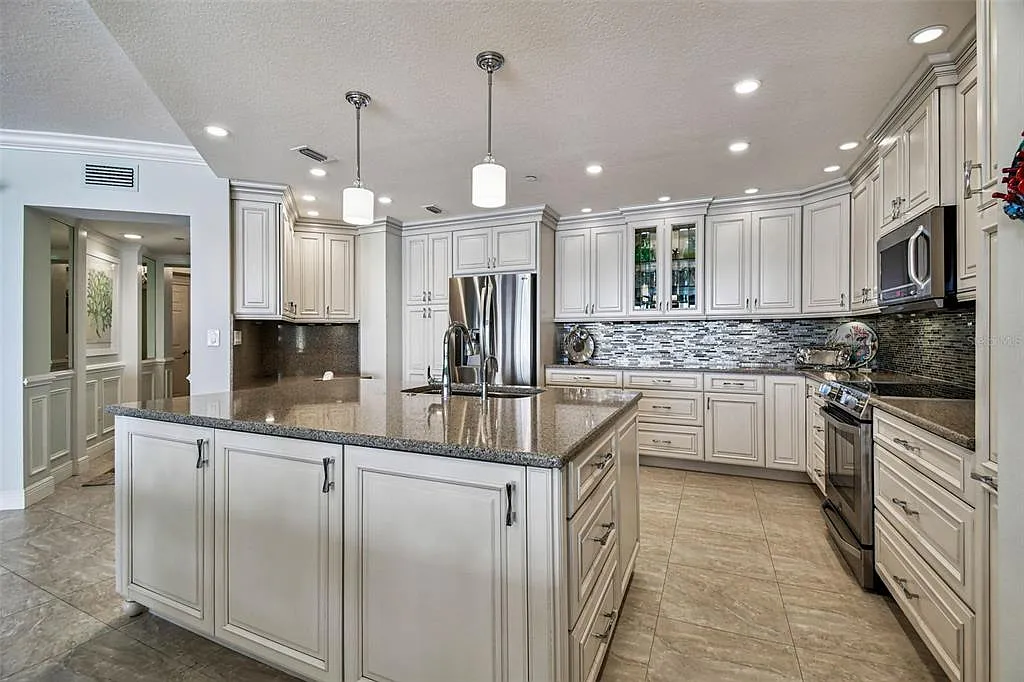 3 bed, 3.0 bath, 2227 sqft, $13,500 — Photo 4