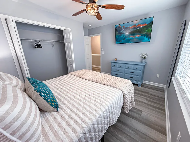 Queen Bedroom 2 with RoKu Smart TV