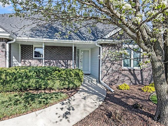 2nd image of 601 NW Boulder Brook Dr