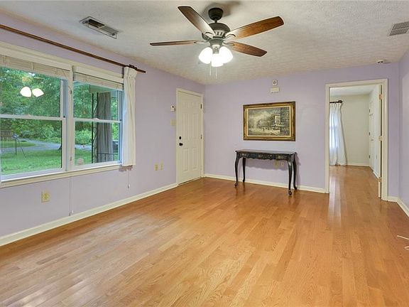 5th image of 201 Carruth Dr SE