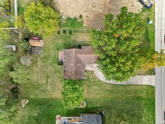 4th image of 9344 Hilltop Dr