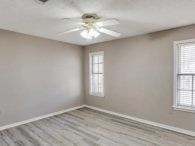 221 Pecan Hill Dr — Photo 13