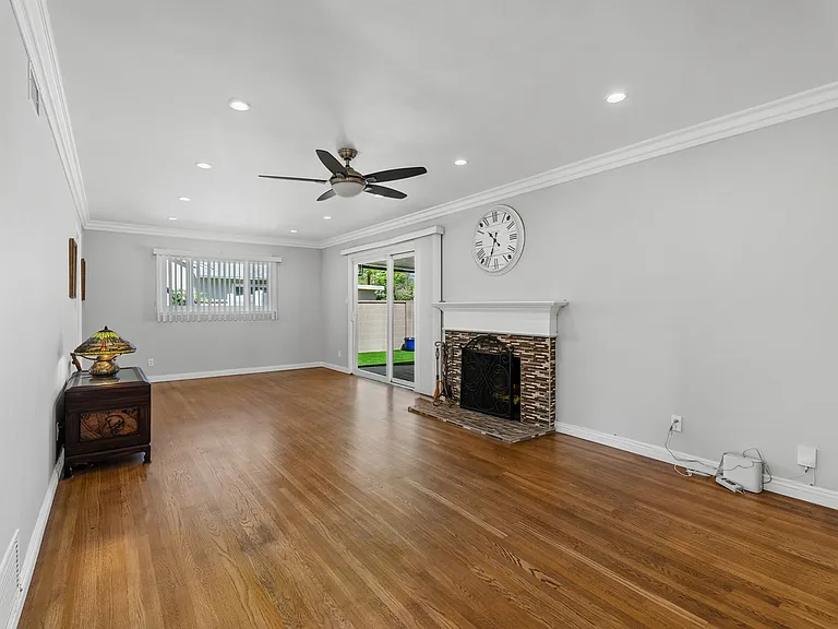 1325 W Ash Ave — Photo 6