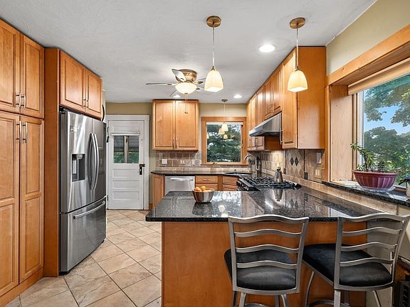 5th image of 102 Elliot Ave