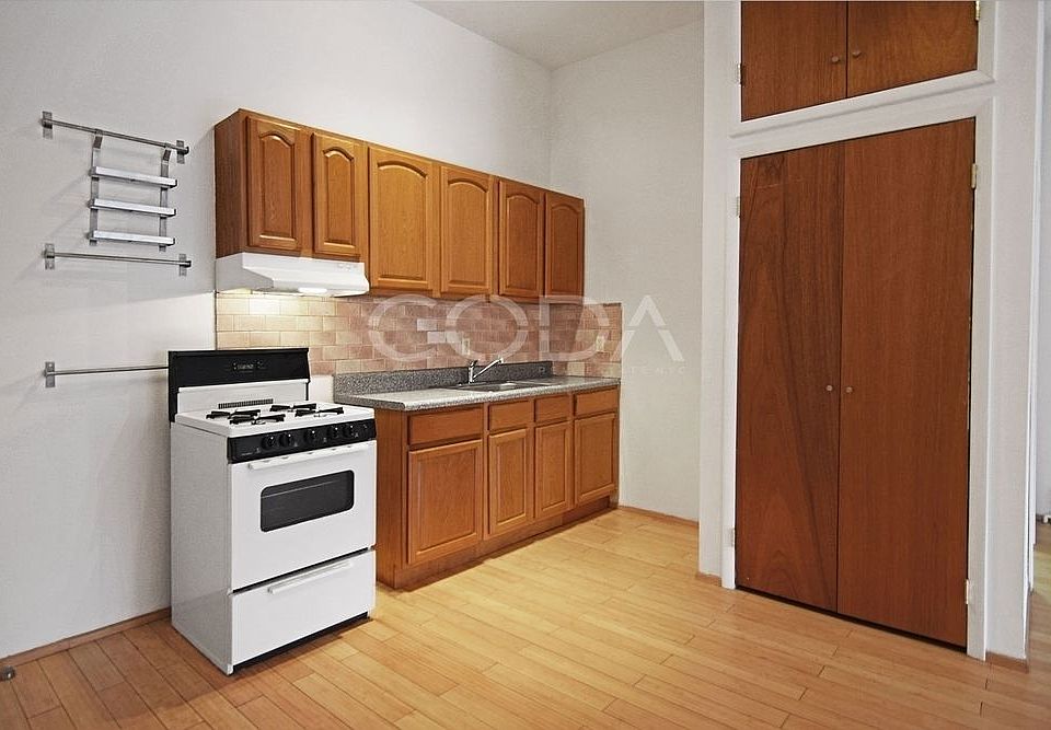 2nd image of 578 Manhattan Ave APT 9