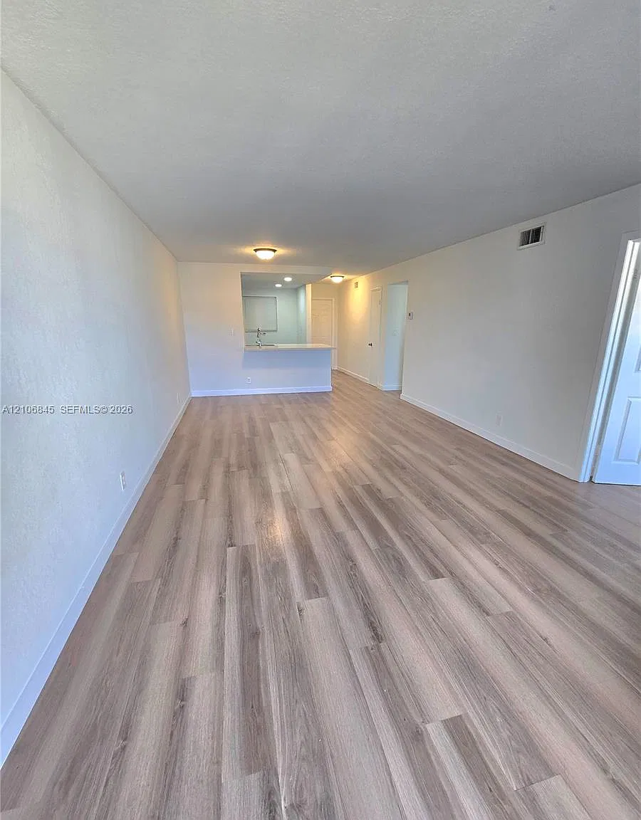 La Salle Park Condo — Photo 4