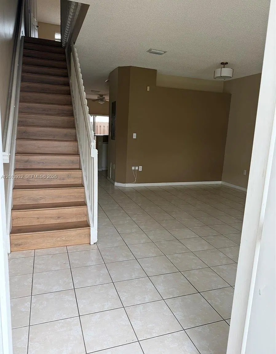 Towngate Condo Twelve — Photo 2