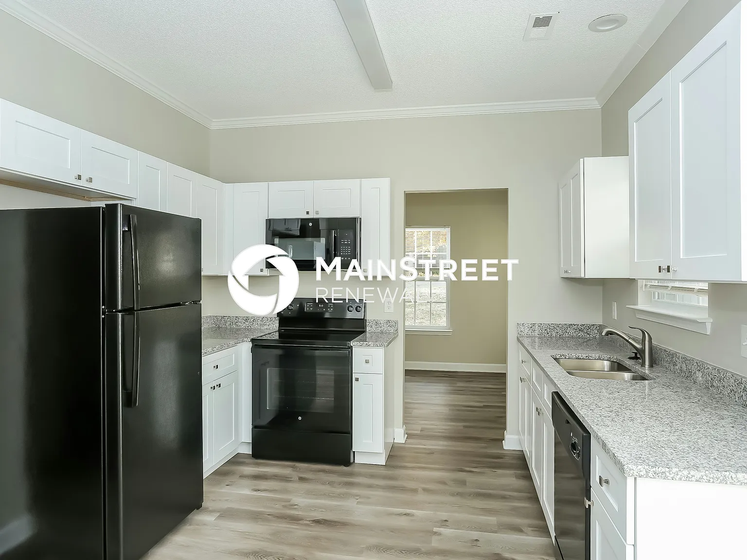 823 Winthrop Ln — Photo 4