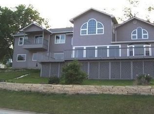 918 N Cody Rd, Leclaire, IA 52753