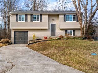 8412 Calm Ln, Louisville, KY 40219