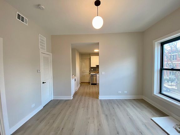 3rd image of 1034 W Belmont Ave