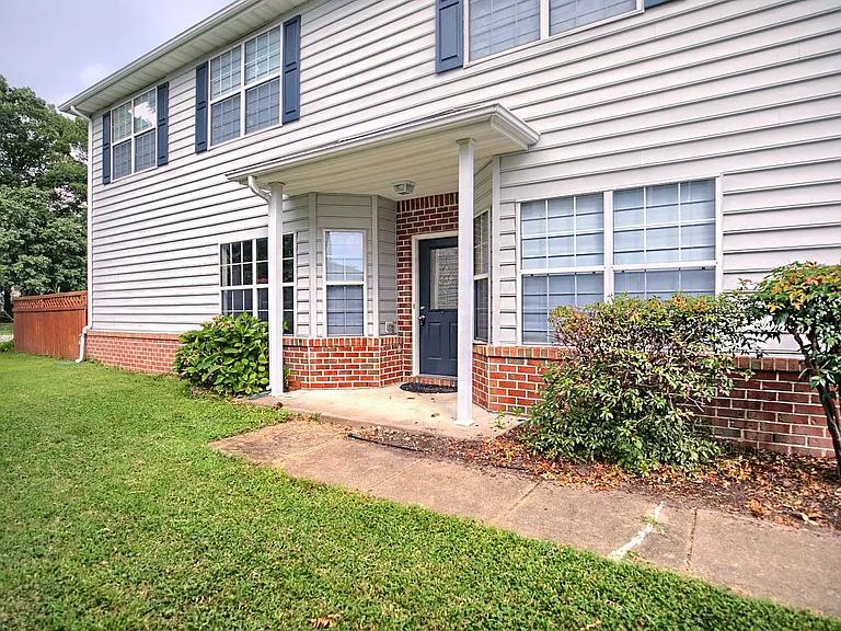 417 Belmont Cir — Photo 2